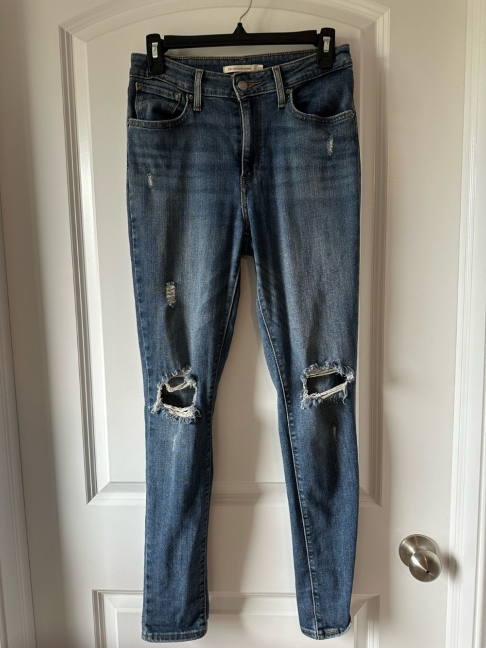 Levi’s Distressed Skinny Jeans in Medium Blue